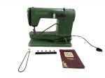 Tavaro SA, Genebra, Suíça, Máquina de costura da década de 1940, fabricação suíça, modelo ELNA SUPERMATIC - fabricado de 1940 até 1952, design inovador para época fabricada em alumínio leve com pintura verde, 110-120v, 60 watts, type 722010, confeccionada em metal esmaltado na cor verde. Acondicionada em maleta de metal. Não testada e sem garantias de funcionamento. Medidas totais 32 x 38 x 18 cm.