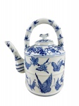 PORCELANA ORIENTAL, uma (1) chaleira confeccionada em porcelana na tonalidade branca com decoração de cesto de flores, folhagens laçarotes, borboletas e filetes na técnica BLUE AND WHITE, marcado no verso, vide foto, medindo 25,5x22x15cm.