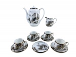 PORCELANA HAYASI KUTANI, serviço para café com seis (6) peças confeccionadas em porcelana na tonalidade branca com pintura de pagodes orientais, montanhas e elementos vegetalistas em monocromia na tonalidade preta com realces geométricos e filetes em ouro, sendo: A) 1 bule para café, medindo 17,5x19x6,5cm, B) 1 leiteira, medindo 8,5x10x5cm e C) 4 xícaras para chá com seus respectivos pires, com fundos das xícaras retratando gueixa, mediondo 5x8x5cm, 1 xícara com fio de cabelo.