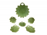 FAIANÇA EUROPEIA, conjunto para sobremesa com seis (6) peças confeccionadas em faiança vitrificada na tonalidade verde no feitio de folha, sendo: A) 1 saladeira, medindo 29x27,5cm, bicado e colado na borda e B) 5 recipientes para sobremesa, medindo 13cm de diâmetro, alguns com discretos bicadinhos.