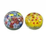 MURANO, dois (2) pequenos pesos em vidro de Murano millefiori com trabalho policromado, medindo 4x4,5cm e 3x4,5cm, ambos com batida lateral.