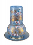 VIDRO VENEZIANO, um (1) verre d'eau confeccionado em vidro veneziano na tonalidade azul, decorado por elementos florais em policromia e relevo com filetes e realces em ouro, medindo 11cm de altura.