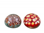 MURANO, dois (2) pequenos pesos em vidro de Murano millefiori com trabalho policromado, medindo 3x4,5cm.