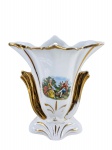PORCELANA SÃO CAETANO, um (1) floreira confeccionado em porcelana nacional na tonalidade branca, arremates e filetes em ouro com pintura de cena galante em policromia, apresenta falhas na douração, medindo 16,5x15,5x8cm.