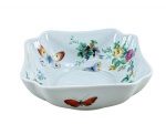 LIMOGES (França), um (1) bowl confeccionado em porcelana francesa na tonalidade branca, decorada por elementos florais, vegetalistas e borboletas em policromia, medindo 4,5x12x12cm.