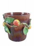 FAIANÇA PORTUGUESA, um (1) vaso confeccionado em faiança vitrificada na tonalidade marrom, decorado por frutos e folhagens em relevo e policromia, apresentando bicados e sinais de craquele, medindo 13x13cm.