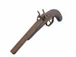 MILITARIA, uma (1) garrucha de dois canos confeccionada em ferro com sinais de oxidação, com cabo em madeira, apresentando quebra e desgastes, sinais de oxidação, vendida no estado da foto, PEÇA OBSOLETA, não efetua disparos, somente função decorativa, medindo 31,5cm de comprimento.