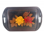 DIVERSOS, uma (1) bandeja retangular confeccionada em madeira escura, fundo decorado em marchetaria representando flores e folhagens em policromia com alças laterais vazadas, medindo 54,5x35,5cm.