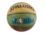 ESPORTE, uma (1) bola de basquete Spalding Jr. NBA Rookie Gear infantil, apresenta sinais de uso, medindo 21cm de diâmetro.