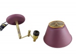 LUMINÁRIA, uma (1) luminária de mesa articulável ao estilo Inglês, confeccionado em metal dourado com sinais de oxidação, base e cúpula metálica com pintura na tonalidade marrom, necessita restauro, vide foto, haste quebrada, medindo 27cm de altura sem a cupula. Cúpula com leves mossas.