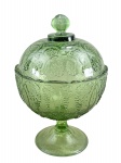 VIDRO, uma (1) compoteira dita UVINHA, confeccionada em vidro na tonalidade verde, moldada por cachos de uva e elementos florais, haste facetada, apoiada sobre base circular, tampa com discretos bicados na borda, medindo 20x13,5cm.