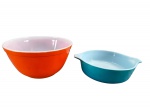 PYREX AMERICANO, duas (2) peças confeccionadas em vidro opalinado na tonalidade branca, sendo: A) 1 tigela com pintura na tonalidade abóbora, medindo 9x18,5cm e B) 1 pequeno pirex redondo com pintura na tonalidade azul, medindo 5x19,5x16cm.