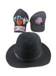 DIVERSOS, três (3) peças, sendo: A) um chapéu preto estilo country/cowboy, com aba larga e faixa decorativa; B) um boné preto com bordados esportivos e tema basquete; C) um boné preto Planet Hollywood New York, com bordado frontal colorido. Peças apresentam sinais de uso, vendidos no estado da foto.