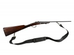 MILITARIA, uma (1) espingarda com coronha e parte do corpo confeccionado em madeira com entalhes geométricos, cano e guarnições em ferro com sinais de oxidação, apresentando quebra no ferrolho e sinais de oxidação no cano, medindo 105cm de comprimento, peça OBSOLETA, não efetua disparos, somente função decorativa, OBS: ESSA PEÇA NÃO PODERÁ SER ENVIADA PELOS CORREIOS.