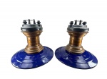 Hawthorn (Enclosed Arc Lamp), par (2) de luminárias de teto estilo Rio Antigo, confeccionadas em ferro esmaltado e metal cobreado, estrutura torneada com placa metálica, parte inferior esmaltada na tonalidade azul cobalto e interior na tonalidade branca com rachadura no vidro, apresenta sinais de oxidação, medindo 39,5x45,5cm, vendidas no estado da foto.