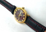 Vintage Coleção, Decoração, Restauração, Bonito Relógio Grão Duque Vinho e Plaque de Ouro, Automático, medindo 34mm de diâmetro. Segundeiro Central. Cifras Douradas em Relevo. Calendário Duplo, Excelente Máquina Automática Swiss 25 rubis funcionando. Precisa regulagem da tige e do calendário. Sem revisão recente. Pulseira em Couro Nova com costura Pespontada cor Vinho combinando com mostrador