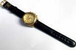 Fashion Luxo Coleção, Esportivo Relógio Cronógrafo Michael Kors Dourado, com Cristais cravejados, 6 Ponteiros. Medindo 39mm de diâmetro. Vidro Cristal. Cifras douradas polidas em relevo. Calendário. Coroa assinada. Fundo em Aço de rosca. Máquina original quartz funcionando. Sem revisão recente. Pulseira em couro nova