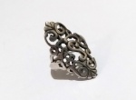 Vintage Luxo Jóias, Anel estilo Art Deco, com Arabescos Vazados, em Prata de Lei 925, medindo 2,9cm, Aro 17. Peso total 3,24gr