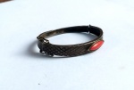 Vintage Luxo Jóias, Bracelete em Prata de Lei, com Coral em forma de Gota, medindo 5cm de diâmetro interno e 5,5cm de diâmetro externo; 8mm de largura. Duplas travas de segurança. Peso total 13,12gr