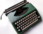Vintage Coleção, Decoração, Cobiçada Máquina de Escrever Olivetti Lettera 82 Esverdeada. Prática, funcional, em maletinha original. Medindo 30,5 x 30cm