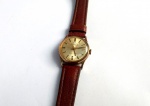 Vintage Coleção, Relógio Mondaine De Luxe Swiss, 1950/ 60`s, Funcionando, à corda, em Plaque de Ouro, medindo 28mm de diâmetro, Segundeiro Central, Cifras Douradas polidas em relevo. Fundo em Aço de pressão. Máquina corda 17 rubis funcionando perfeita, sem revisão recente. Pulseira em couro nova
