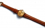 Vintage Coleção, Relógio Mondaine Calendário Swiss, Ladies 1960`s, Funcionando, à corda, em Plaque de Ouro, medindo 22mm de diâmetro, Segundeiro Axiliar. Cifras Douradas polidas em relevo. Fundo em Aço de pressão. Máquina corda 17 rubis funcionando perfeita, sem revisão recente. Pulseira em couro nova