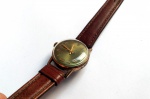 Vintage Coleção, Relógio Mondaine De Luxe Swiss, Verde, 1960`s, Funcionando, à corda, em Plaque de Ouro, medindo 29mm de diâmetro, Segundeiro Central, Cifras Douradas polidas em relevo. Fundo em Aço de pressão. Máquina corda 17 rubis funcionando perfeita, sem revisão recente. Pulseira em couro nova