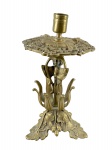 BRONZE, um (1) castiçal confeccionado em bronze dourado, com estrutura ricamente ornamentada por elementos vegetalistas. Prato superior cercado por querubins e folhagens vazadas, base tripartida decorada com folhas e frutos, medindo 24cm de altura.