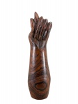 ARTE POPULAR, uma (1) figa tradicional confeccionada em madeira entalhada a mão, apresenta fissura na madeira, medindo 21cm de altura.