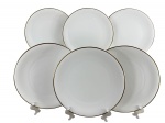Edelstein (Bavaria), seis (6) pratos rasos, confeccionados em porcelana alemã na tonalidade branca com borda em ouro, alguns com levíssimas falhas na douração, medindo 26cm de diâmetro.