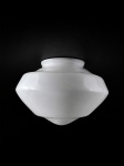 VIDRO, um (1) grande globo confeccionado em vidro opalinado na tonalidade branca, medindo 21,5x30x15cm.
