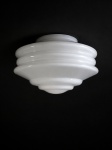 VIDRO, um (1) grande globo confeccionado em vidro opalinado na tonalidade branca com corpo moldado em gomos, medindo 19x30x15cm, bicados no bocal.
