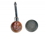 COBRE e METAL COBREADO, lote com duas (2) peças, sendo: A) 1 panela para escargots confeccionada em cobre, cabo em ferro fundido com pintura preta e sinais de oxidação, medindo 39,5x16cm e B) 1 prato redondo em metal cobreado e decoração martelada, medindo 19cm.