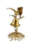 BRONZE, um (1) sino de mesa confeccionado em bronze dourado representando aguia apoiada sobre galho, badalo do sino representando macaco, base circular cinzelado em escamas com bordas em vazados e recortes, necessita reparo no gancho do sino, que leva até a boca da ave, medindo 22,5cm de altura.