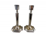 METAL PRATEADO, par (2) de castiçais confeccionados em metal espessurado a prata da manufatura SHEFFIELD, corpo e base recortados com haste torneada, apresenta falhas na prateação, medindo 25cm de altura.