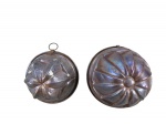 METAL COBREADO, duas (2) formas para bolo confeccionadas em metal cobreado com design espiral ou gomos e interior estanhado, maior medindo 9,5x17,5cm e menor 9x15cm.