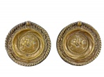 BRONZES, par (2) de pratos decorativos confeccionados em bronze dourado, cinzelado por elementos vegetalistas, cordoamento torcidos e embarcação ao centro com arremates que simulam uma âncora, marcado no verso LEITÃO 8.12 e 8.13, medindo 10cm de diâmetro.