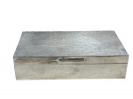 METAL PRATEADO, uma (1) caixa porta joias retangular confeccionada em metal espessurado a prata, tampa em caneluras e esferas em baixo relevo, interior revestido em madeira escura, apresenta falhas na prateação, medindo 4x16x9cm.