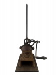 DIVERSOS, um (1) moedor para café manual da marca PROGRESSO, confeccionado em ferro fundido, com estrutura ornamentada, recipiente superior com tampa, mecanismo acionado por manivela lateral e haste vertical. Montado sobre base retangular de madeira e ausência da gaveta, sinais de oxidação e necessita reparo, vendido no estado da foto, medindo 54x20x20cm.