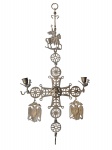 ARTE SACRA, um (1) candelabro suspenso para duas velas, estilo bizantino, confeccionado em bronze, composto por estrutura cruciforme vazada, dois braços com bocais para velas e elementos pendentes ornamentados com águias bicéfalas. Parte superior decorada com figura equestre, possivelmente representando São Jorge, além de motivos geométricos e florais. Peça provavelmente datada da primeira metade do século XX, parte inferior com gancho, medindo 80x40cm.