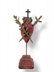 ARTE SACRA, um (1) imaginário confeccionado em madeira entalhada a mão representando Sagrado Coração de Maria, patina policromada com realces em douração, haste metálica, apoiada sobre base escalonada, apresentando discretas falhas na patina, medindo 39cm de altura.