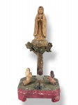 ARTE SACRA, uma (1) imaginária confeccionada em madeira entalhada a mão representando Anunciação de Nossa Senhora de Fátima, patina policromada com realces em douração, apresenta leves falhas na patina. medindo 24cm de altura.
