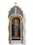 ARTE SACRA, um (1) oratório com Nossa Senhora da Conceição, ambos confeccionados em madeira entalhada, Nossa Senhora com patina policromada e realces em douração, oratório em tom escuro com bordas douradas, entalhado por folhagens e encimado por cruz, frente com porta em vidro, medindo 25x10x7cm.