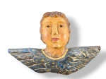 ARTE SACRA, um (1) imaginário confeccionado em madeira entalhada a mão representando figura angelical ao gosto Barroco, patina policromada com realces em douração, medindo 19x28cm.