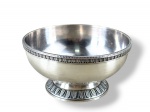 CHRISTOFLE, um (1) bowl confeccionado em metal francês espessurado a prata, borda cinzelado em perolados e folhagens, medindo 7,5x14,5cm.