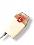 ELETRÔNICO, um (1) barbeador elétrico da marca Rolls, modelo Viceroy, com corpo em material plástico nas tonalidades creme e rosé, lâmina metálica e cabo de alimentação. Acompanha estojo original revestido, com interior forrado e folhetos de instruções. Peça apresentando desgastes, manchas e sinais compatíveis com o tempo e o uso, vendido no estado, não testado e sem garantia de funcionamento.