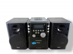 SOM, um (1) micro system da marca Philco, modelo MSP201PR, composto por unidade central e duas caixas acústicas. Possui CD player com abertura superior, toca-fitas com função One Touch Recording, rádio AM/FM, visor digital, controles frontais e entradas auxiliares. Confeccionado em material plástico na cor preta, apresentando desgastes, riscos e sinais compatíveis com o tempo e o uso. Ligando, porém, sem garantias de funcionamento.