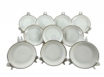 Edelstein (Bavaria), dez (10) pratos para pão, confeccionados em porcelana alemã na tonalidade branca com borda filetada em ouro, medindo 16cm de diâmetro.