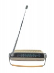 SOM, um (1) rádio portátil antigo, da marca MGA, com sintonia analógica nas faixas AM e FM, mostrador frontal graduado, antena telescópica e alça para transporte. Estrutura em plástico e metal, apresentando sinais de uso, manchas, riscos, oxidação e desgastes compatíveis com a idade. Funcionamento não testado, vendido no estado e conforme apresentado na imagem, medindo 4x10,5x15,5cm.