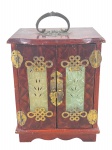 DIVERSOS, uma (1) caixa porta jóias chinesa em madeira envernizada com aplicações em metal dourado cinzelado e vazado e placas em jade esculpidas com vaso de flores, parte interna com três gavetas com forração interna em tecido vermelho floral, leves falhas no verniz e douração das guarnições, medindo 19x15x11cm.